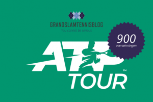 Novak Djokovic bereikt tweede ronde AO2020 en wint 900ste wedstrijd op de proftour.